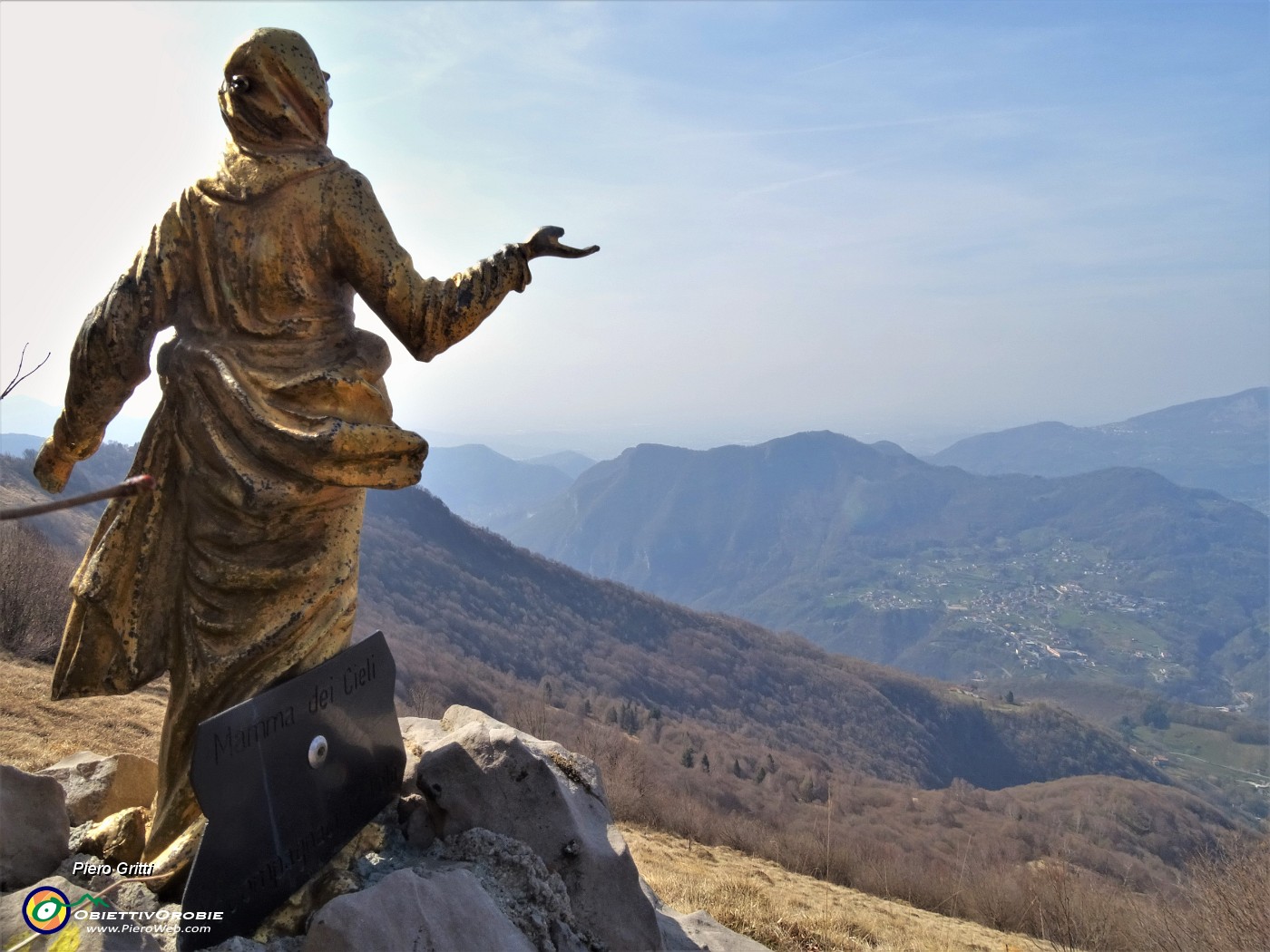 03 La Mamma dei cieli al punto di decollo dei parapendio sul sent. 596  per Castel Regina.JPG